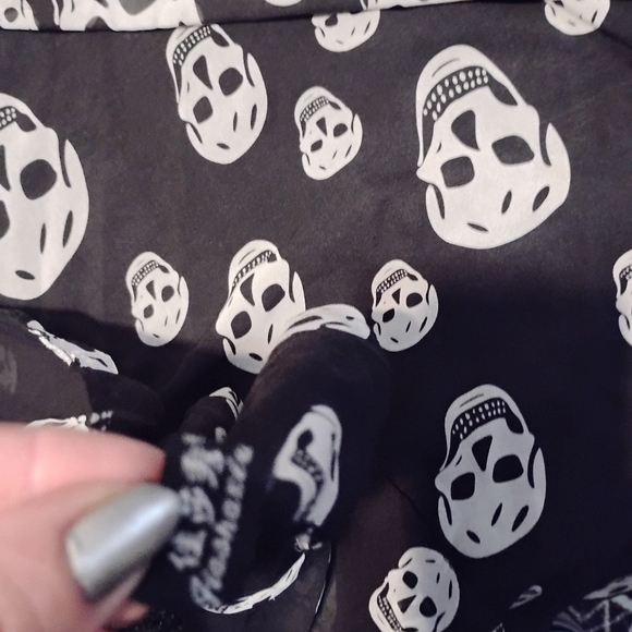 Black and White Skull Pattern Scarf - Picture 4 of 4